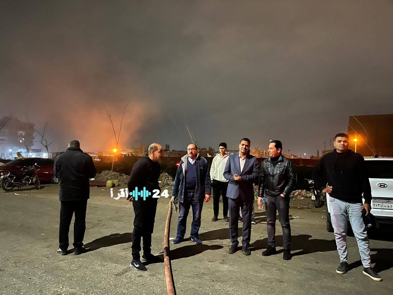 محافظ الدقهلية يتابع ميدانيًا جهود السيطرة على حريق مصنع عقل بطلخا واستمرار عمليات الإطفاء والتبريد