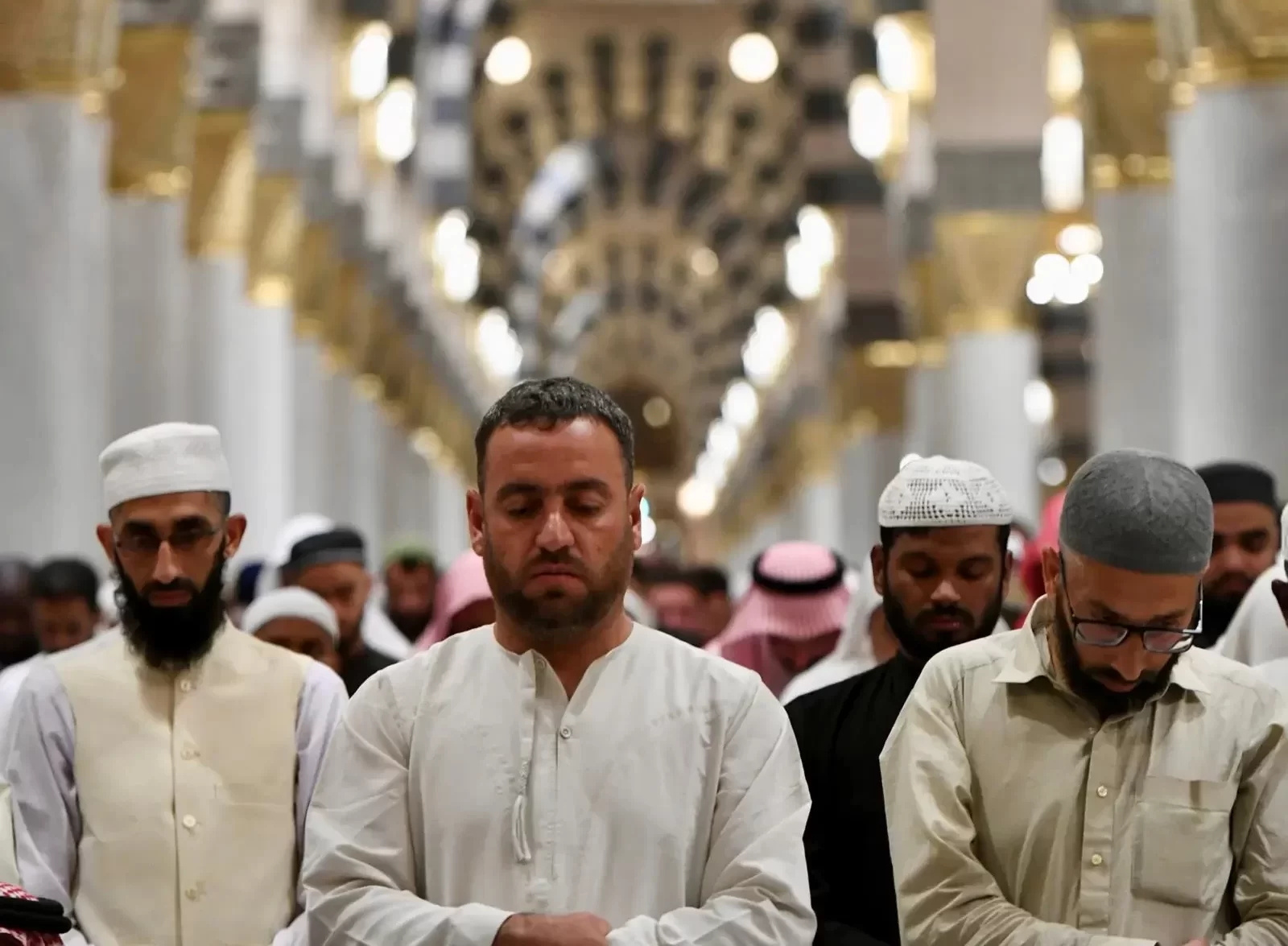 ليلة 27 رمضان بالمسجد النبوي: أجواء روحانية استثنائية تحتضن المصلين في العشاء والتراويح