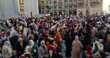 ألاف المصلين يؤدون صلاة عيد الفطر في ساحة المرسي أبو العباس بالإسكندرية