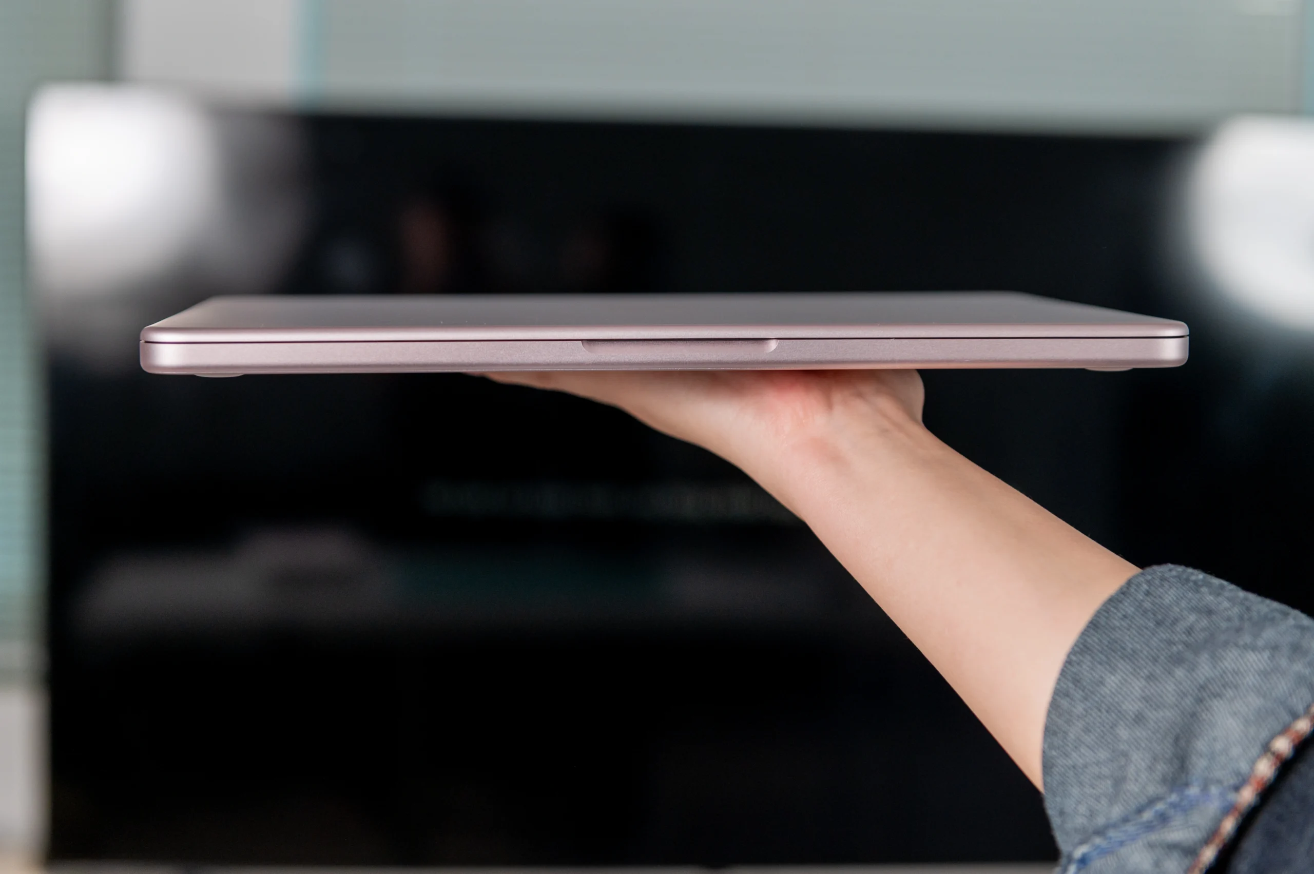 أول كمبيوتر من أبل مزود بشريحة هاتف ذكي يغير مستقبل التقنية الرقمية