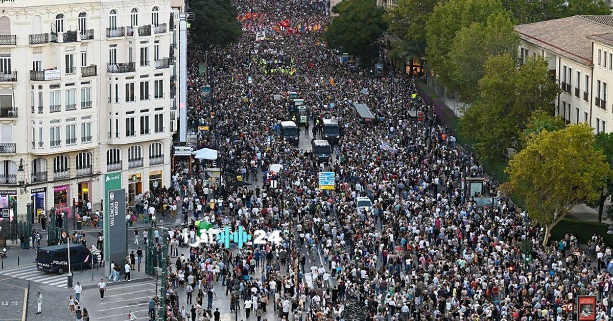 احتجاجات حاشدة في إسبانيا خلال يوم المرأة تطالب بوقف الحرب على إيران ودعم حقوق النساء