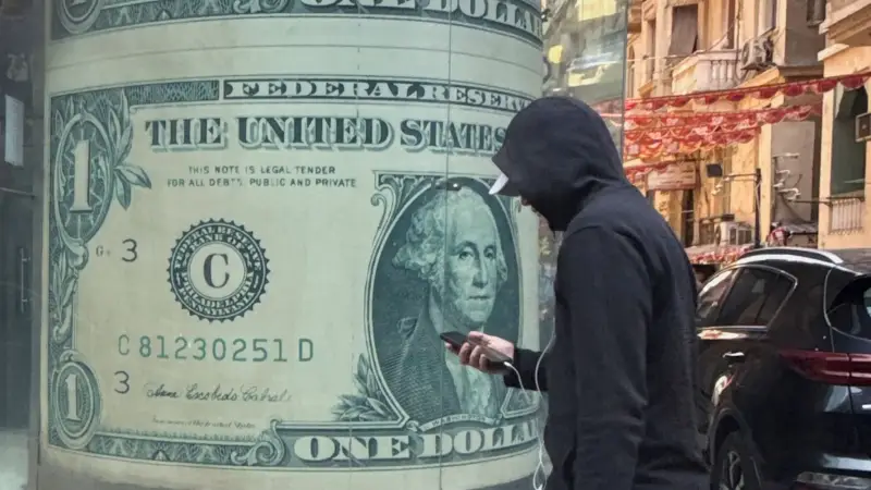 السوق السوداء تواجه اضطرابات مع استمرار تقلبات سعر الدولار في العراق اليوم