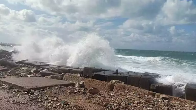 «تحذير من الأرصاد الجوية: اضطراب شديد في الملاحة البحرية مستمر حتى الأحد»