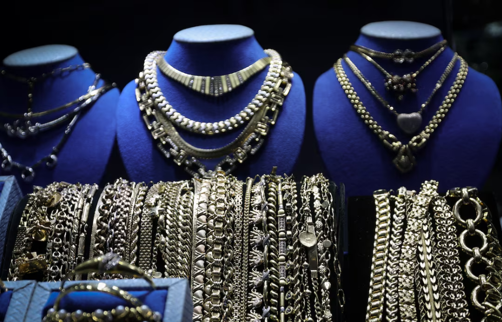 «أسعار الذهب تتراجع عالميًا مع توقعات ببلوغه 6000 دولار للأونصة»