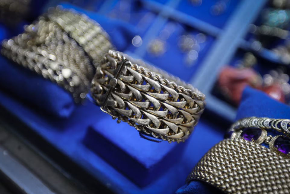 «ارتفاع أسعار الذهب بنسبة 1.6% وسط تصاعد التوترات في الشرق الأوسط وتراجع الدولار الأمريكي»