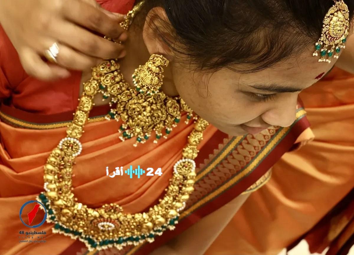 الذهب يتراجع بالحفاظ على استقراره فوق مستويات تاريخية في ظل توقعات بقرارات البنوك المركزية