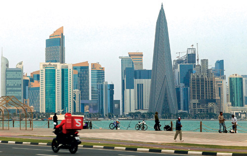 السلطات الداخلية في قطر تضبط أكثر من ثلاثمائة وثلاثة عشر شخصا بتهمة تداول مقاطع مضللة على منصات التواصل الاجتماعي