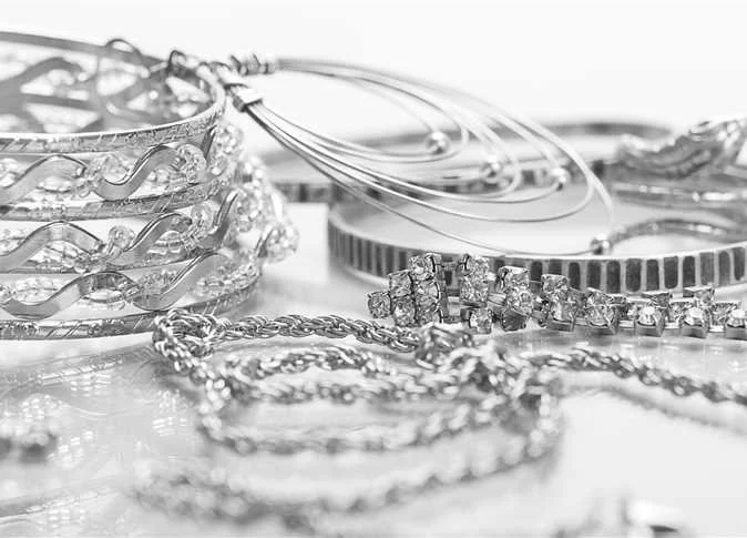 أسعار جرام الفضة اليوم الأحد 15 مارس 2026 تتراجع وتوقعات السوق المحلية وتأثيرات المشاهير