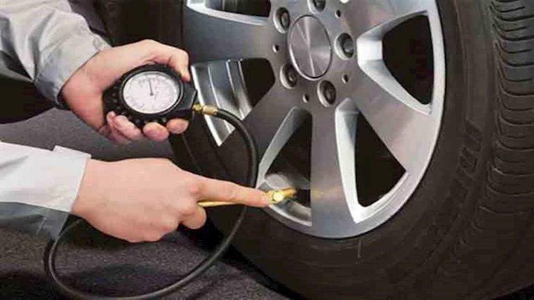 خبراء السيارات يحذرون من مخاطر ارتفاع حوادث المرور نتيجة عدم ضبط ضغط الإطارات بشكل صحيح