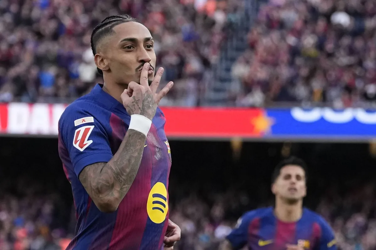 رافينيا يحقق هاتريك ليقود برشلونة للفوز الكبير على إشبيلية في مباراة حاسمة