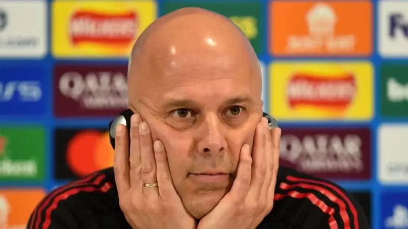 سلوت يعلن غيابات ليفربول المؤثرة قبل مواجهة غلطة سراي في دوري الأبطال