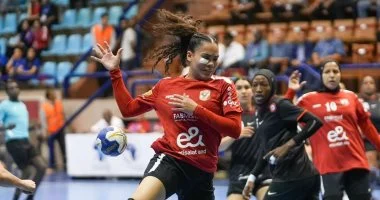 سيدات الأهلي يحققن فوزا مثيرا على الزمالك بنتيجة ديربي كرة اليد القوية في دوري الكرة النسائية