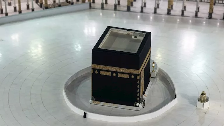 سيدة تصف رحلة روحانية فريدة حول الكعبة بمفردها وتلهم الملايين بمواقفها الإيمانية