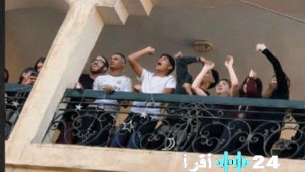 فيديو مروع لإلقاء المياه على المصلين في عيد الفطر يثير الجدل ويكشف عن تصدعات في أجواء الاحتفال