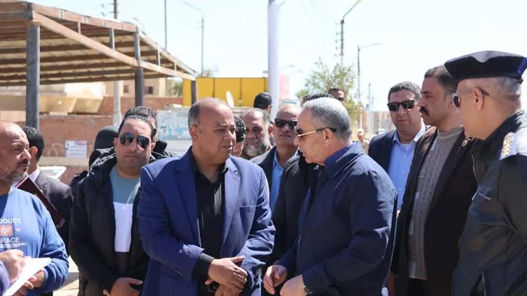 محافظ الإسماعيلية يراجع تطبيق تعريفة الركوب الجديدة لضمان الالتزام والمراقبة