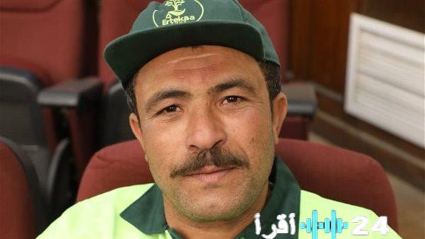 محافظ القاهرة يمنح أحمد إبراهيم محمد شاهين درع التقدير على أمانته وإخلاصه في العمل