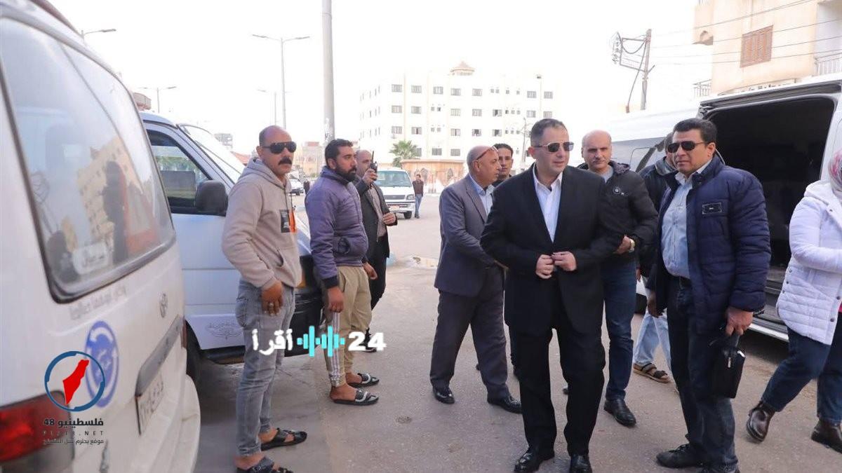 محافظ دمياط يزور موقف سيارات الأجرة للتأكد من الالتزام بالتعريفة الجديدة