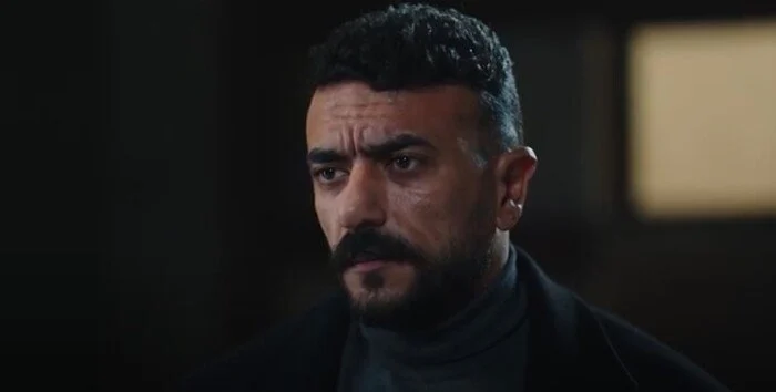 مسلسل علي كلاي الحلقة السابعة عشرة موعد العرض والإعادة والقنوات الناقلة بأسلوب صحفي يجذب المشاهدين