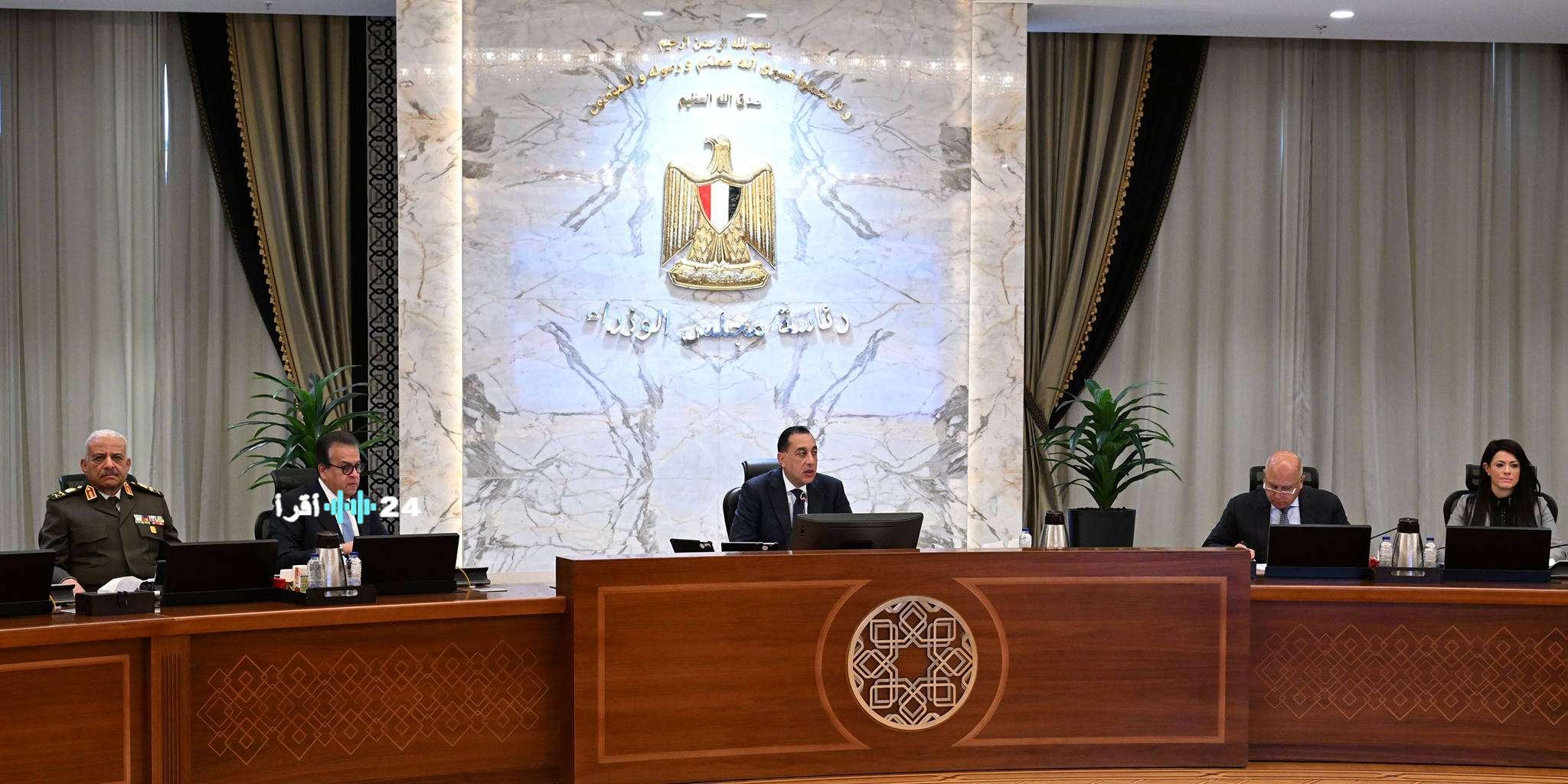 اعد صياغة العنوان بالكامل بشكل صحفي احترافي ككاتب بشري ،  وقم بوضع كابشن جذابة في علامتين تنصيص في بداية العنوان «.» ، اجعل العنوان مناسبًا لاقتراحات لا تضع علامة : في العنوان،   لا تقم بكتابة اقترحات او الرد الالي علي الامر  او  وضع نقطة في نهاية العنوان او ملاحظات  فقط نفذ المطلوبزيادة أسعار البنزين بسبب الحرب في إيران وارتفاع الوقود.. الحكومة تحسم الجدل