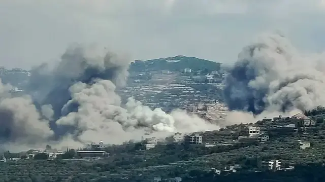 مقتل ثلاثة أشخاص وإصابة عدة برائمة غارة جوية إسرائيلية على مدينة بنت جبيل في جنوب لبنان