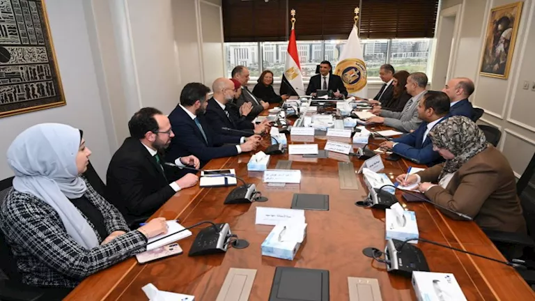 وزير الصناعة يناقش مع جنرال موتورز استراتيجيات توسيع وتوطين صناعة السيارات في البلاد