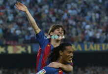 رونالدينيو يفجر مفاجأة مدوية ويكشف عن صلة قرابة عائلية تربطه بنجم برشلونة تثير دهشة الجماهير