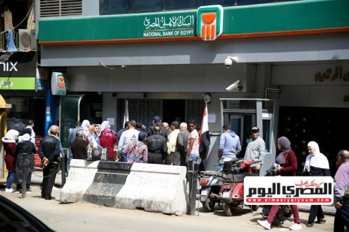 تزاحم وشكاوى من نقص السيولة أمام ماكينات الصراف الآلي قبيل إجازة عيد الأضحى