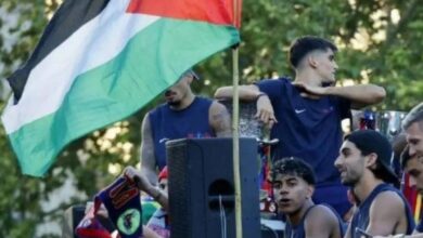 وزير "إسرائيلي" متطرف يهاجم نجم برشلونة بعد رفعه علم فلسطين