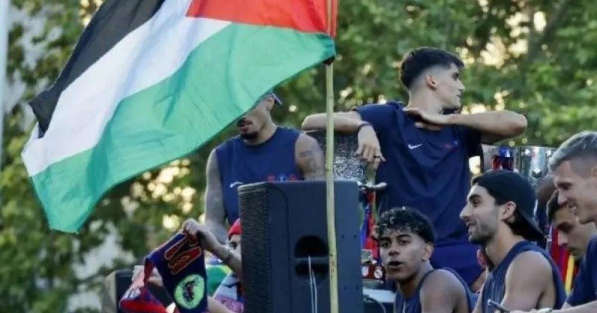 وزير "إسرائيلي" متطرف يهاجم نجم برشلونة بعد رفعه علم فلسطين