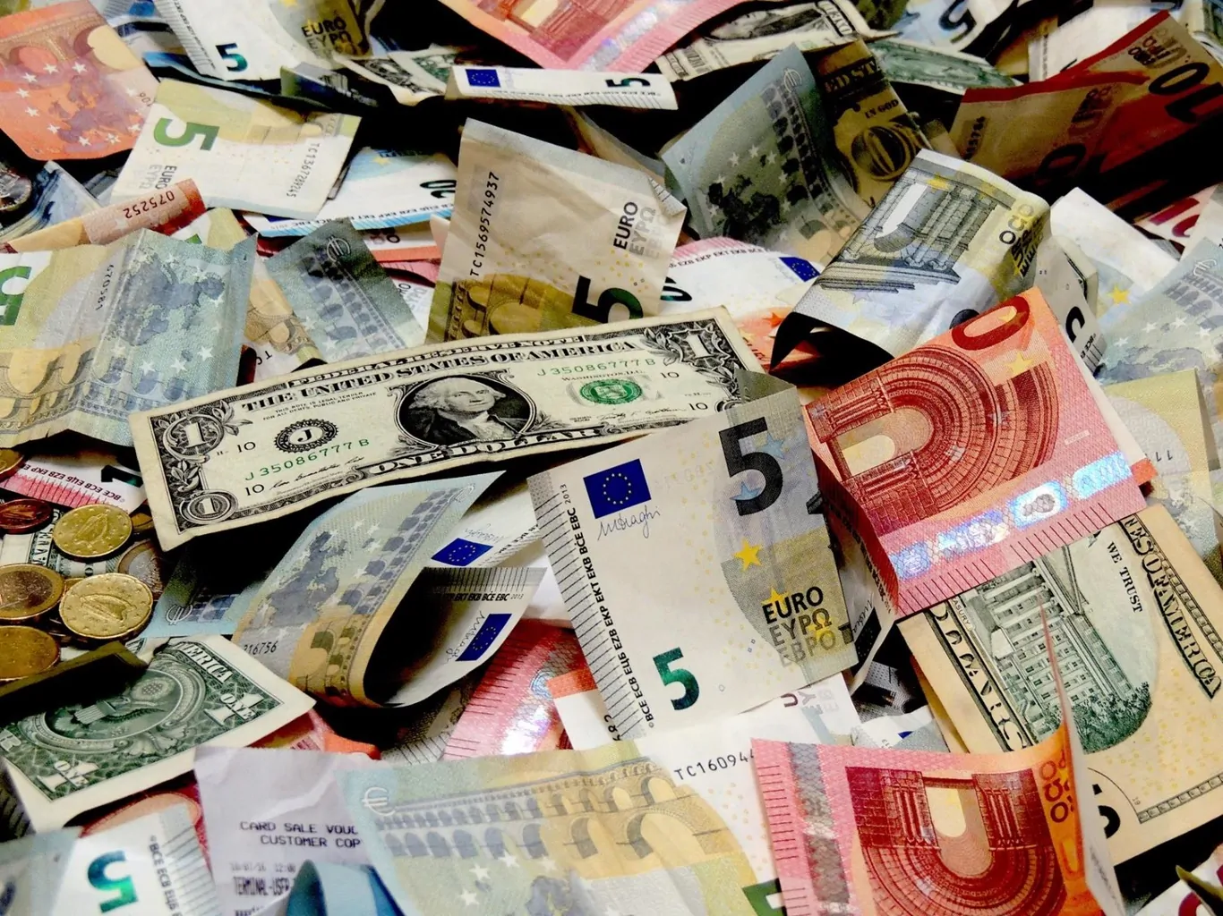 تطورات أسعار الدولار واليورو والعملات الرئيسية في القطاع المصرفي اليوم