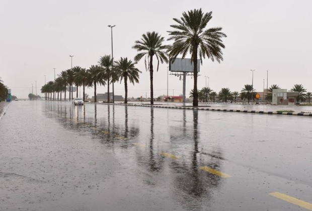 تحذيرات من أمطار رعدية وسيول ورياح مثيرة للأتربة تضرب عدة مناطق
تقلبات جوية حادة تشمل أمطاراً رعدية وسيولاً ورياحاً مثيرة للأتربة في عدة مناطق
موجة من الأمطار الرعدية والسيول والرياح المثيرة للأتربة تجتاح عدة مناطق