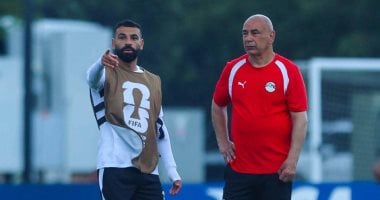 مناقشة تكتيكية بين حسام حسن ومحمد صلاح لوضع خطة تسجيل الفوز على الأرجنتين